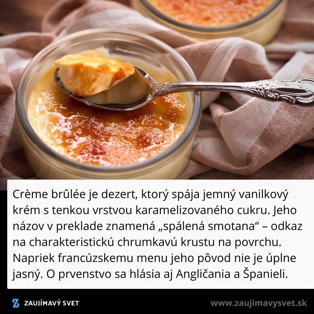 Crème brûlée sypaný karamelizovaným cukrom, delikátny vanilkový dezert s chrumkavou krustou v sklenenom pohári.