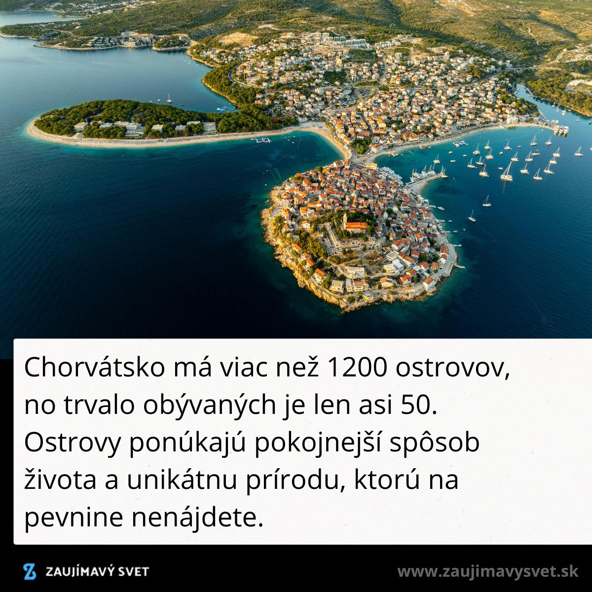 Letecký pohľad na chorvátsky ostrov obklopený modrou vodou a plachetnicami.