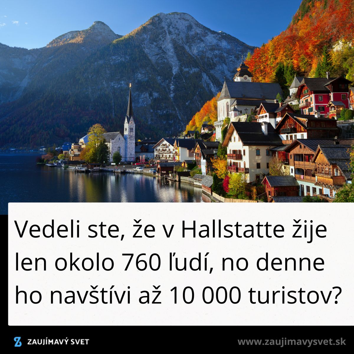 Hallstatt, malebná dedinka v horách pri jazere s kostolom a farebnými domami, obľúbený cieľ turistov.