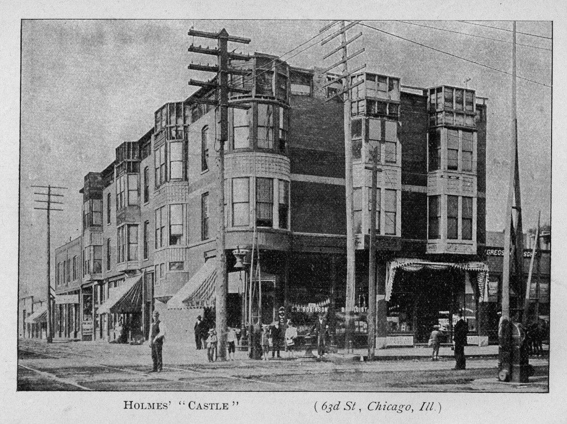 Historická budova v Chicagu, známa ako Holmesov zámok, s obchodmi a ľuďmi na ulici.