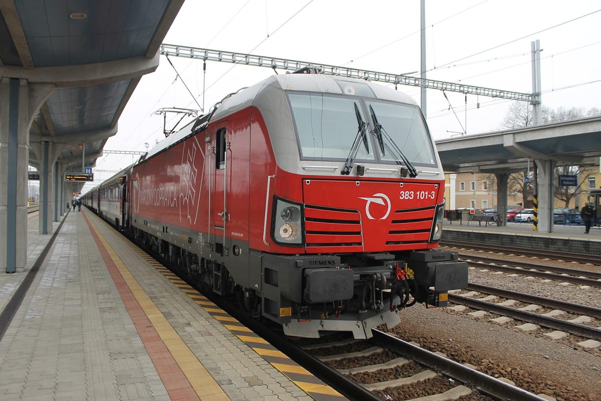 Červený vlak na vlakovej stanici pripravený na odchod, moderná lokomotíva Siemens Vectron na Slovensku.