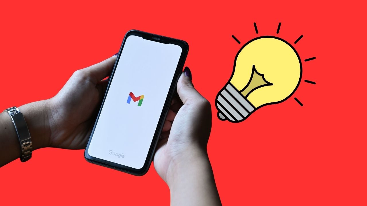 Mobil s aplikáciou gmail na červenom pozadí so žiarovkou