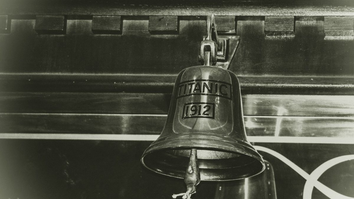 Zvonec z Titanicu z roku 1912, historický artefakt na lodi, symbol lodnej legendy.