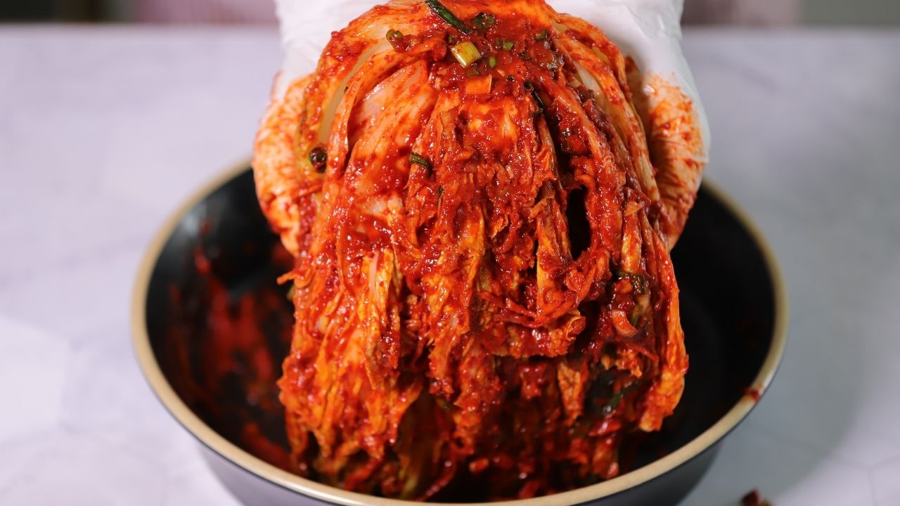 Tradičné kórejské kimchi v miske, fermentovaná kapusta s korením.