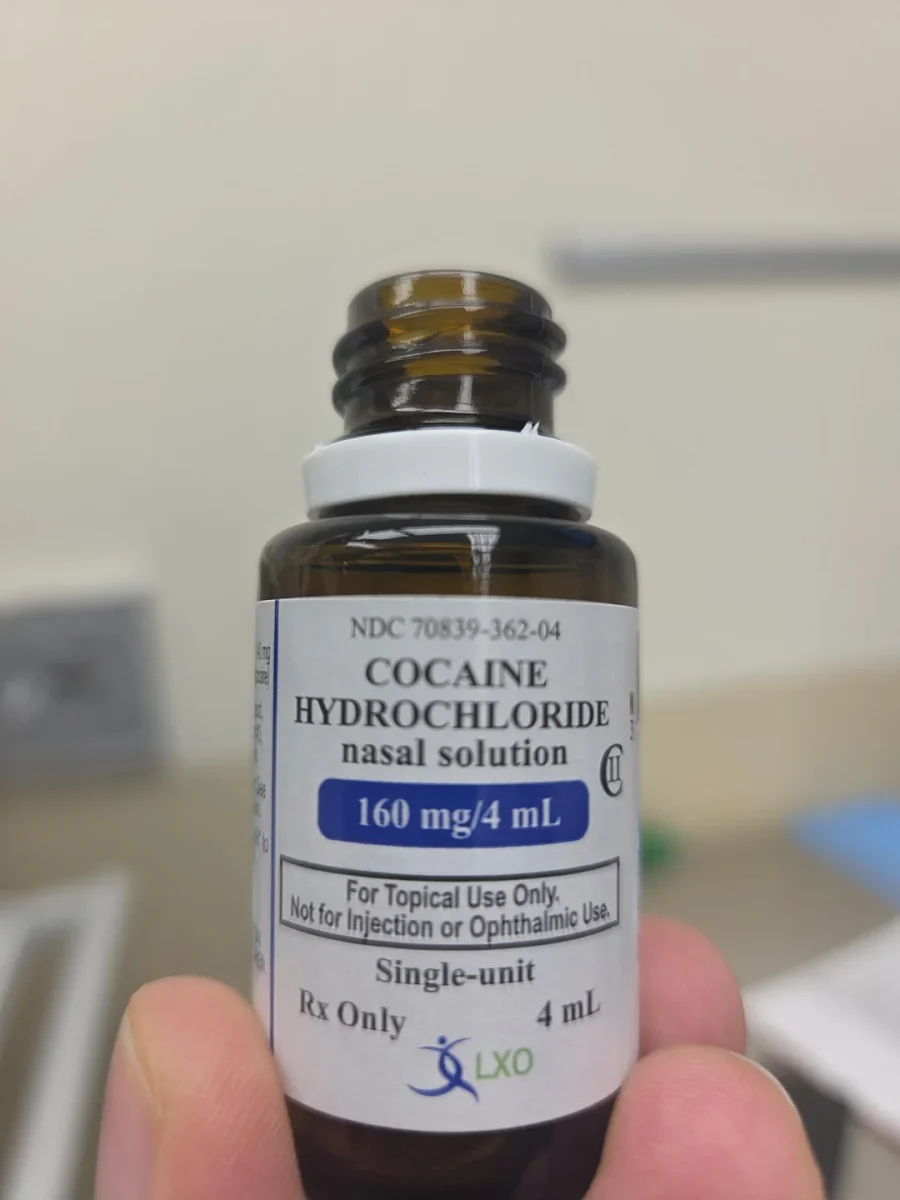 Lekárska fľaštička s roztokom kokaínu hydrochloridu, 160 mg/4 ml, určený na nosové použitie.