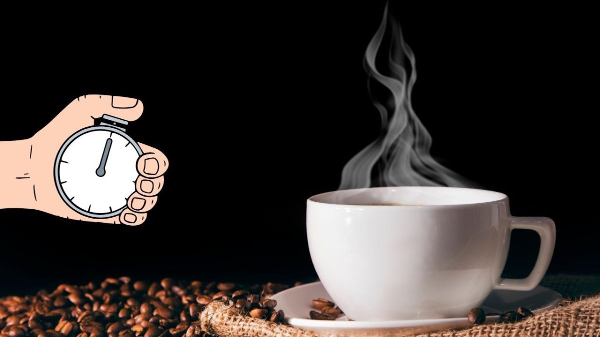 Rýchle horúce espresso: šálka kávy obklopená zrnami, stopky v ruke..