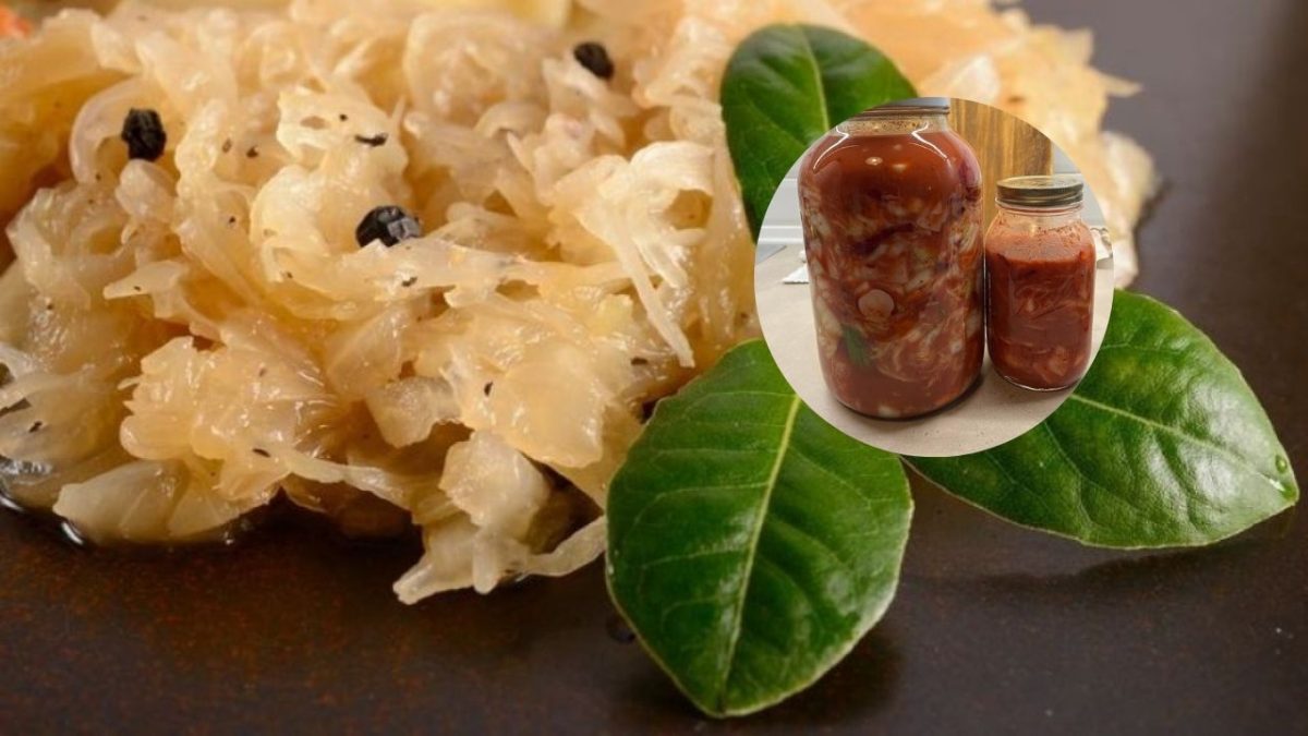 Kyslá kapusta s celým čiernym korením a čerstvými listami, vedľa kimchi