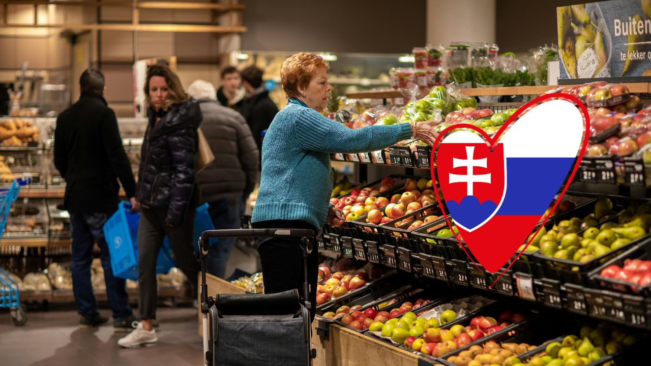 Nakupovanie v supermarkete s ovocím, zákazníci vyberajú čerstvé produkty, vedľa slovenského srdca.