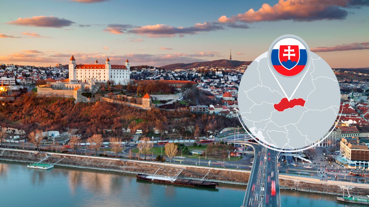 Bratislavský hrad nad Dunajom pri západe slnka s mapou Slovenska a štátnym znakom na zvýraznenie polohy krajiny.