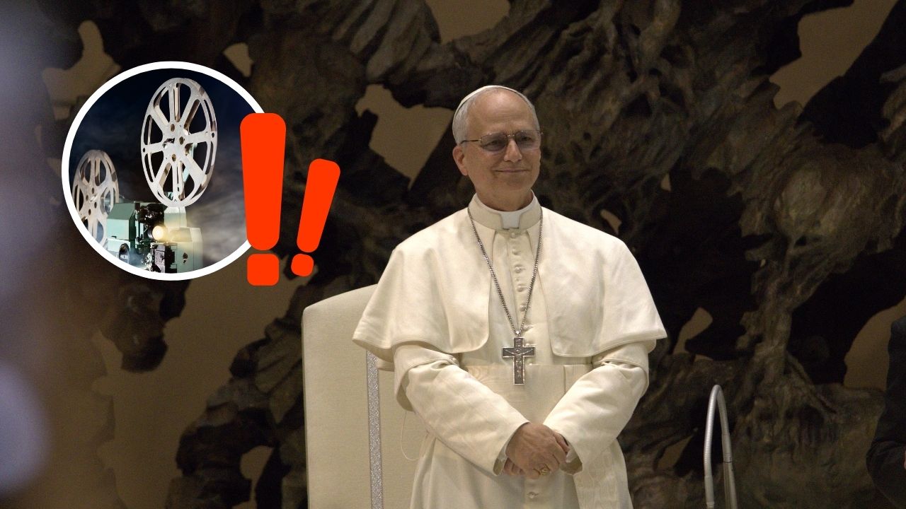 Oblečený duchovný na statíve, v pozadí filmová projekcia s výkričníkmi.