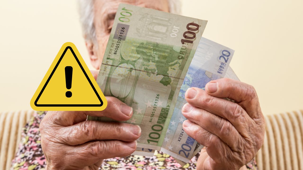Staršia žena drží euro bankovky s varovným symbolom.