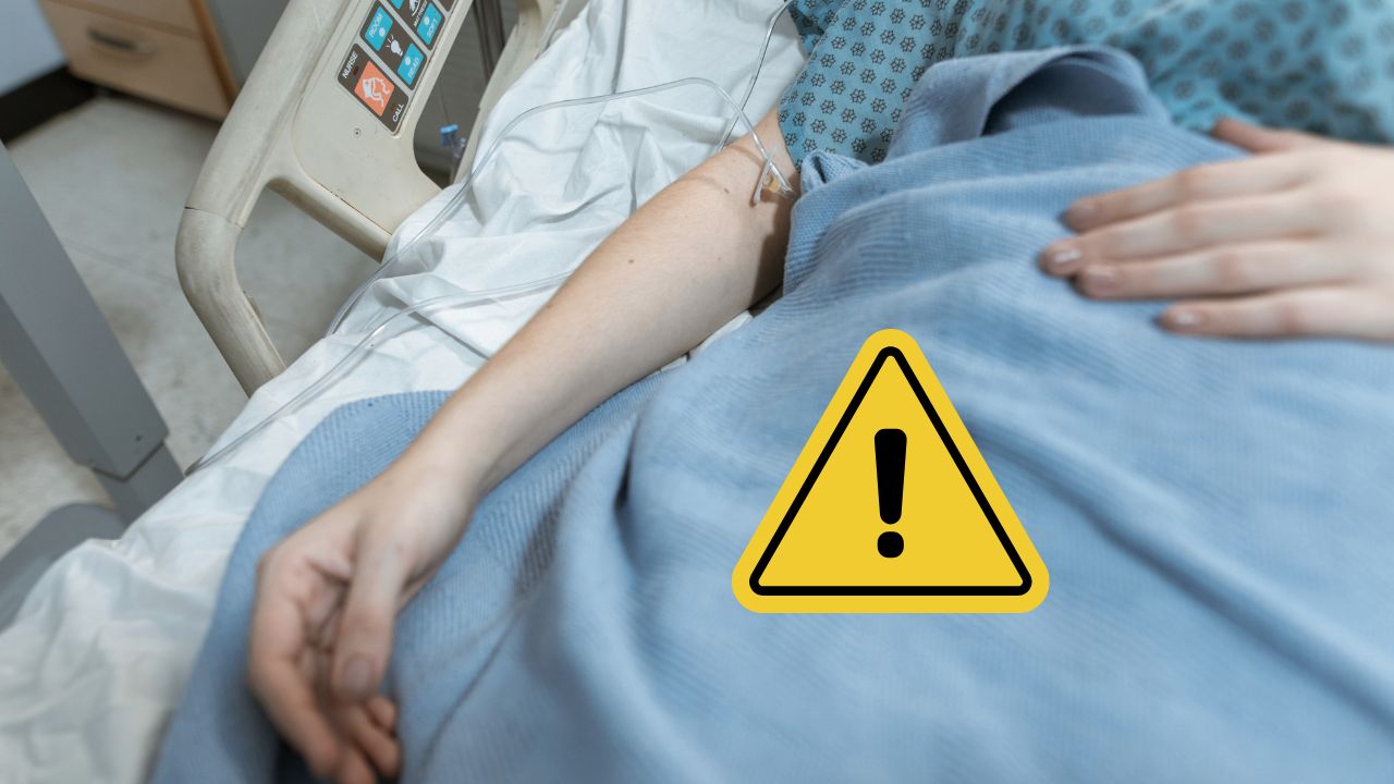 Pacient v nemocničnej izbe s rukou napojenou na infúziu, upozornenie na riziko.