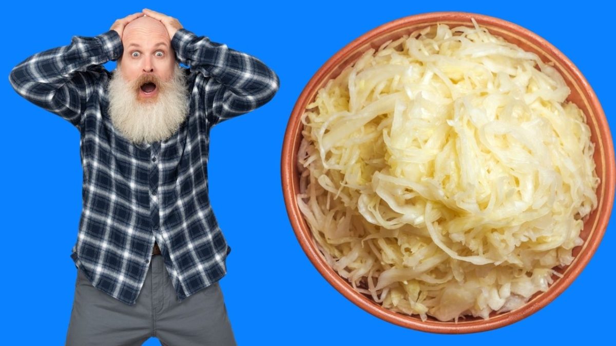Muž v šoku vedľa misky s kyslou kapustou, výraz prekvapenia a pochúťka spolu na modrom pozadí.