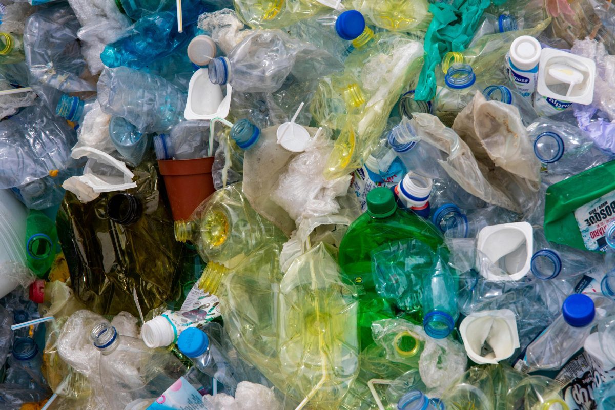 Hromada rôznych plastových odpadov vrátane fliaš a obalov pripravená na recykláciu.