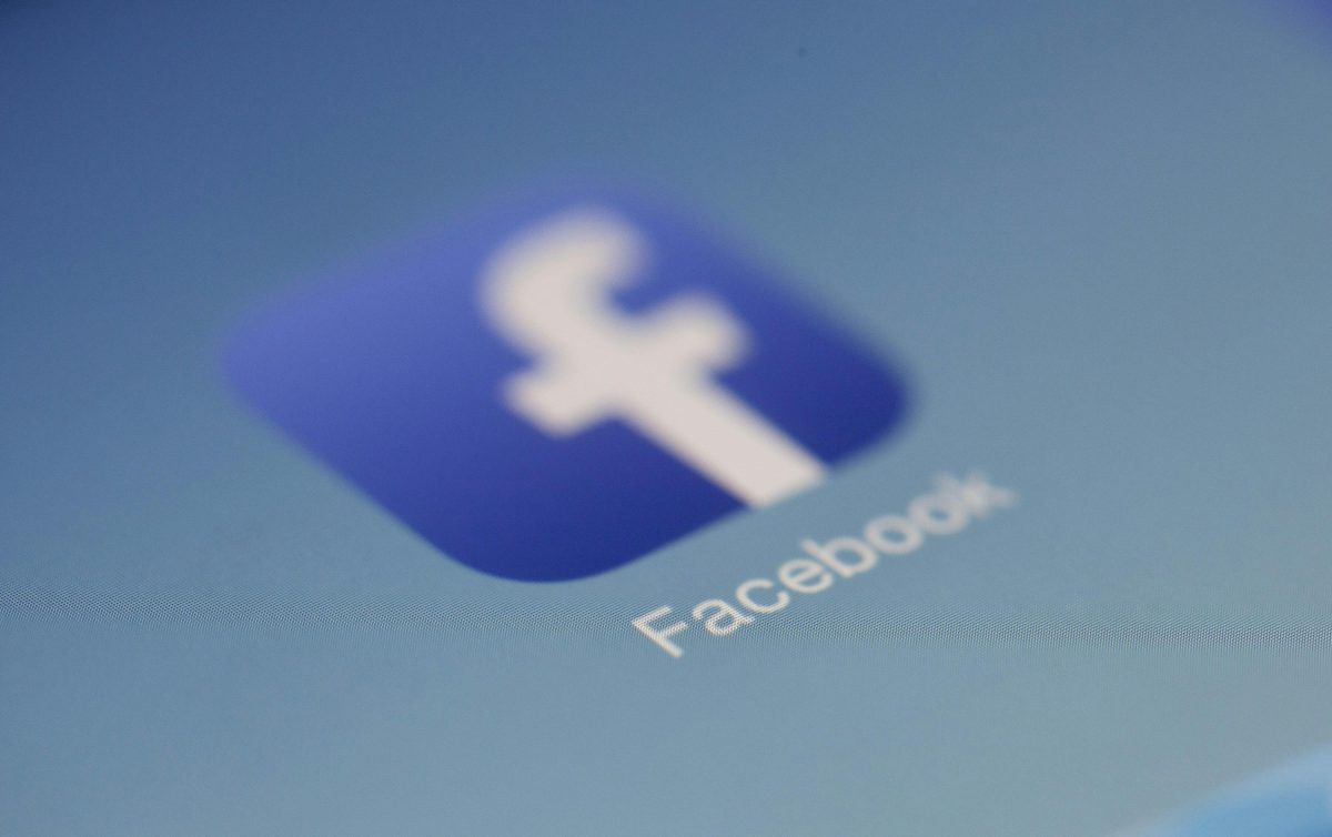 Ikona Facebook aplikácie na modrom pozadí, zvýraznená minimálnym dizajnom rozhrania.