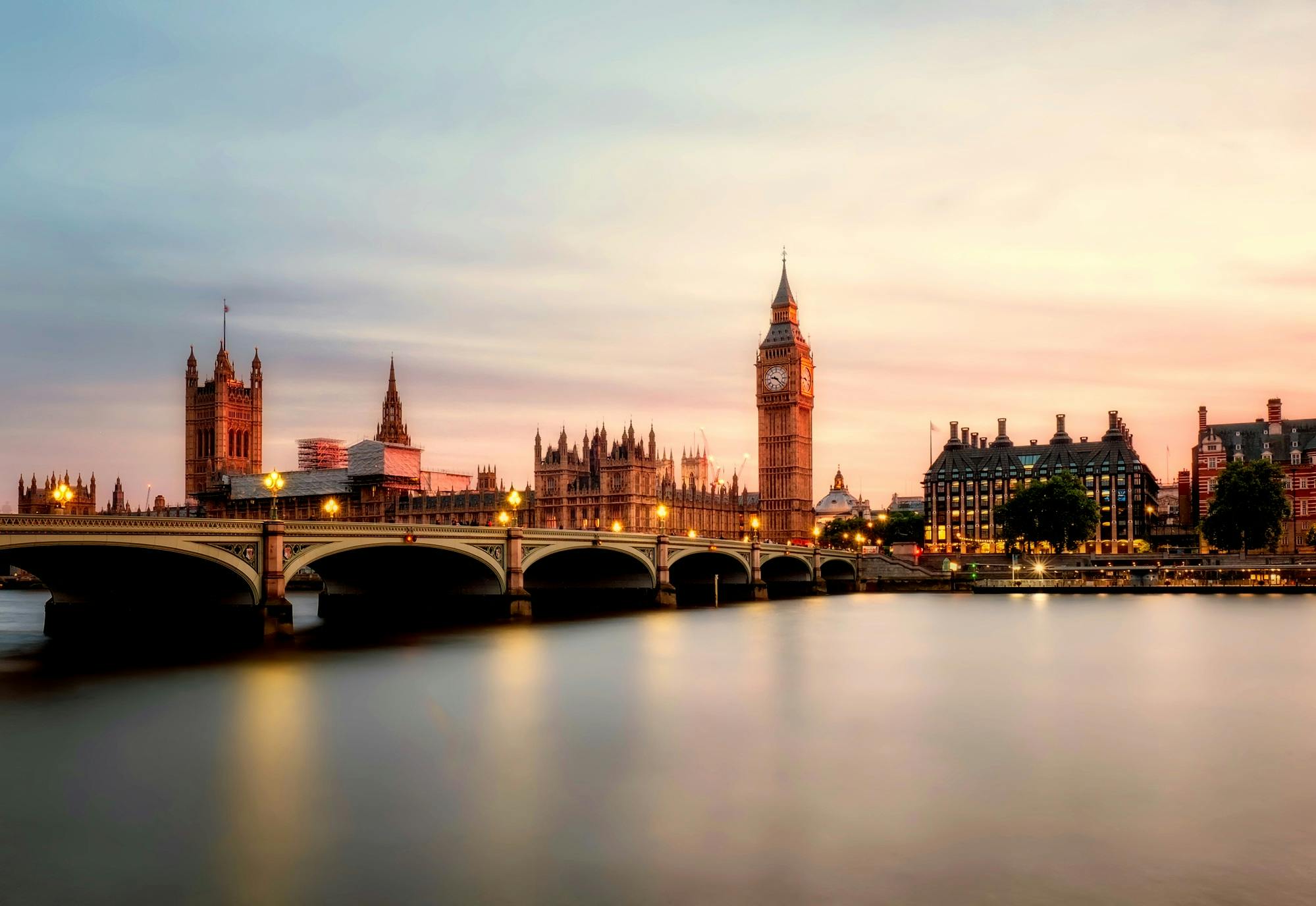 Londýnsky Big Ben a Westminsterský most pri západe slnka, Londýn, Veľká Británia.