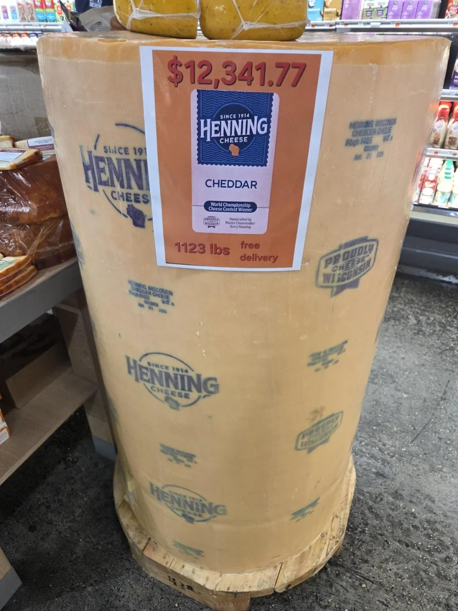 Obrovský blok syra Henning Cheddar s hmotnosťou 1123 libier a cenou $12,341.77 v obchode, preprava zadarmo.