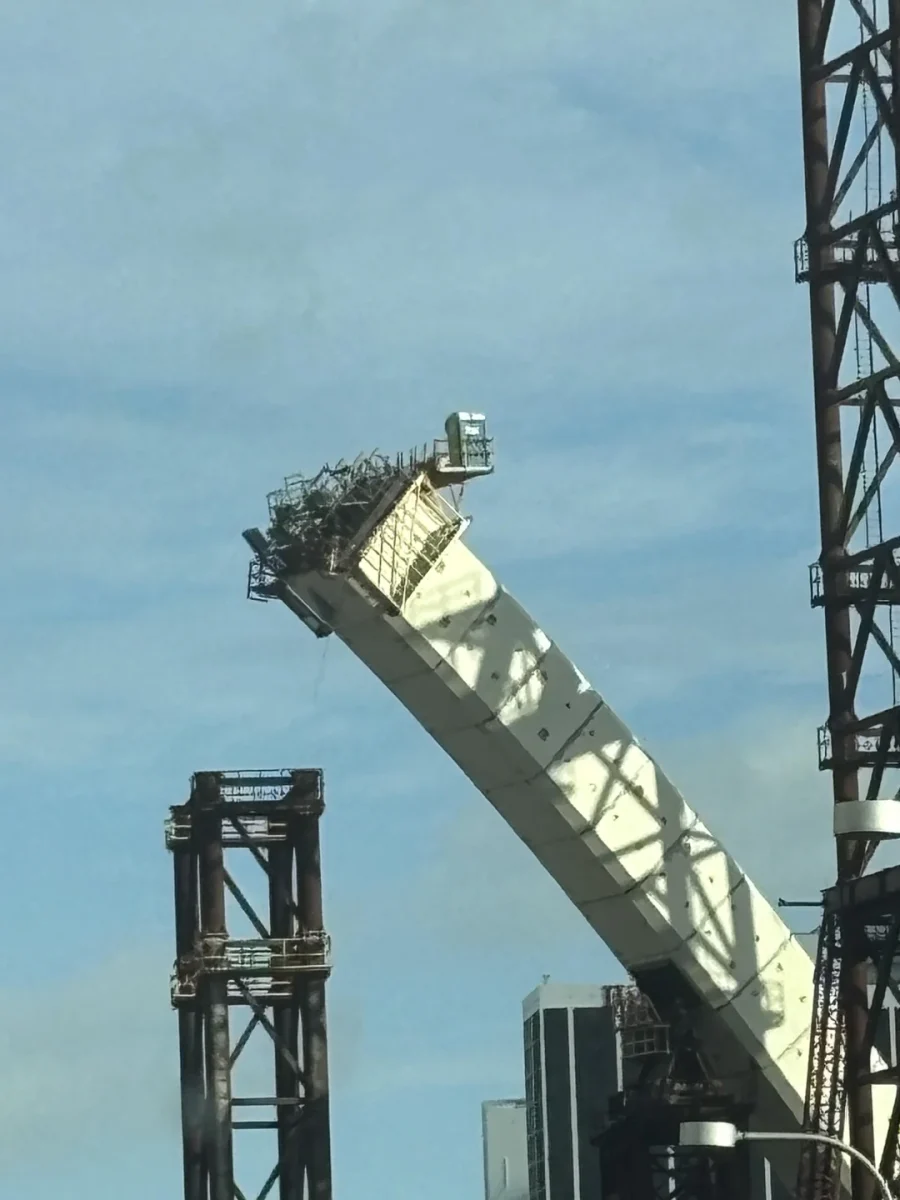 Šikmá konštrukcia s oceľovými piliermi na pozadí modrej oblohy, zamerané na urbanistickú architektúru.