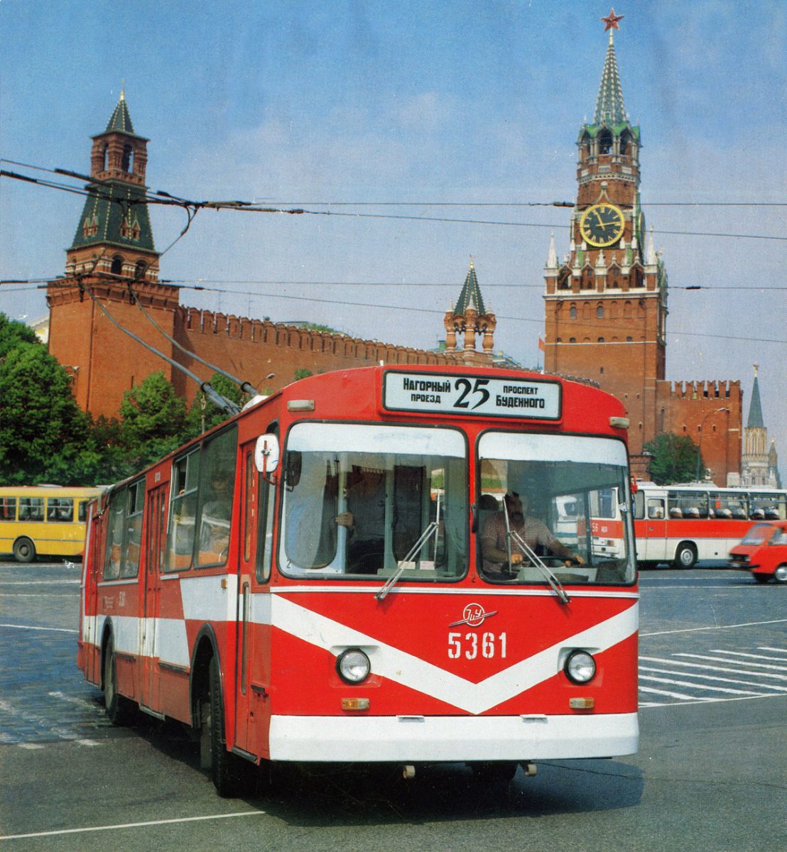 Červený trolejbus na pozadí Kremľa v Moskve. Historická doprava a architektúra, letný deň na námestí.