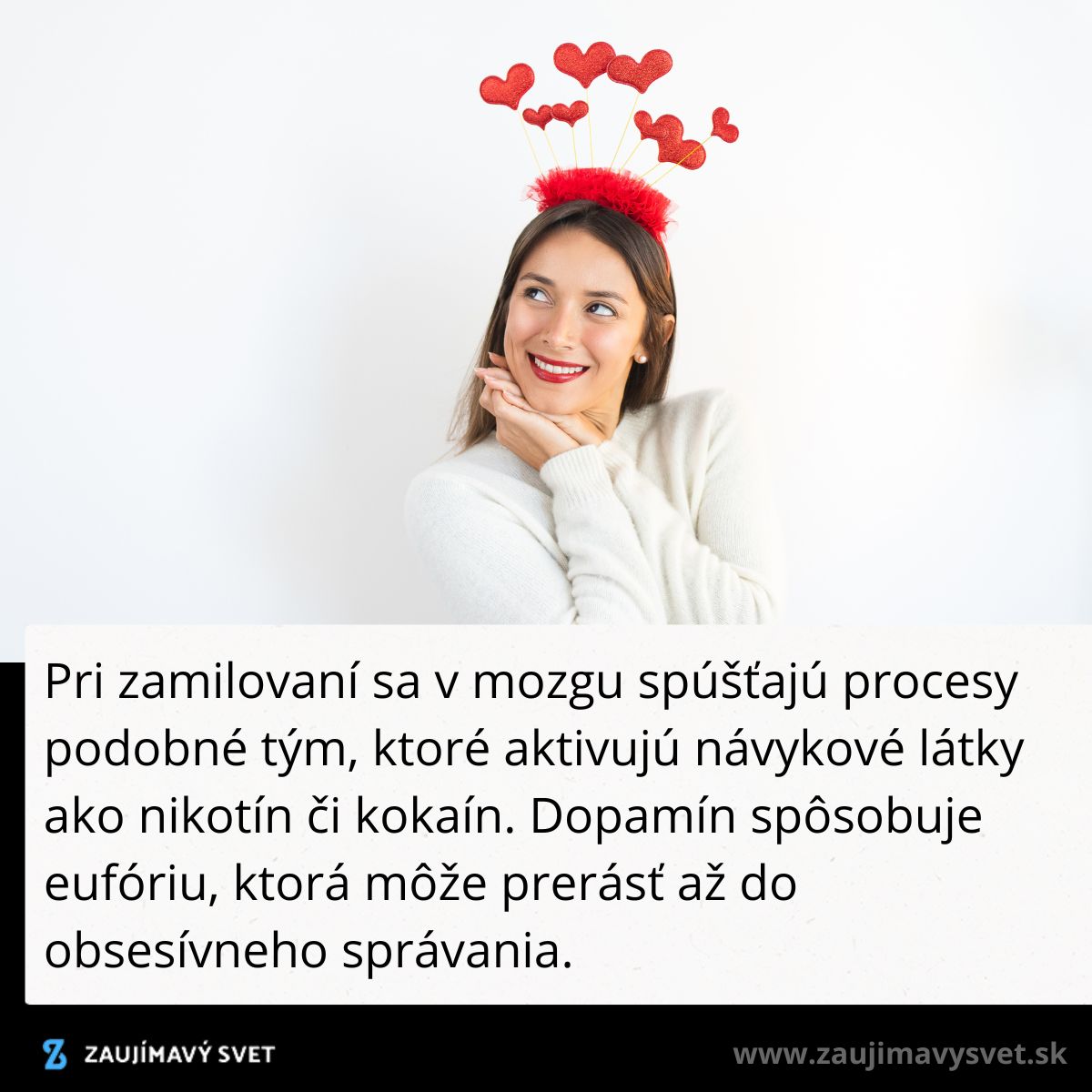 Žena s čelenkou srdiečok v červených šatách na bielom pozadí, zamýšľajúca sa s úsmevom.