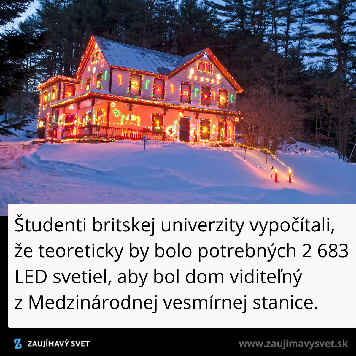 Dom osvetlený farebnými LED svetlami v zime, v pozadí zasnežená krajina a stromy.