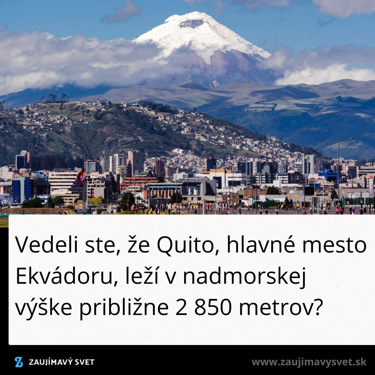 Pohľad na Quito s vrchom zasneženej sopky v pozadí, mesto leží vo výške 2 850 metrov nad morom.