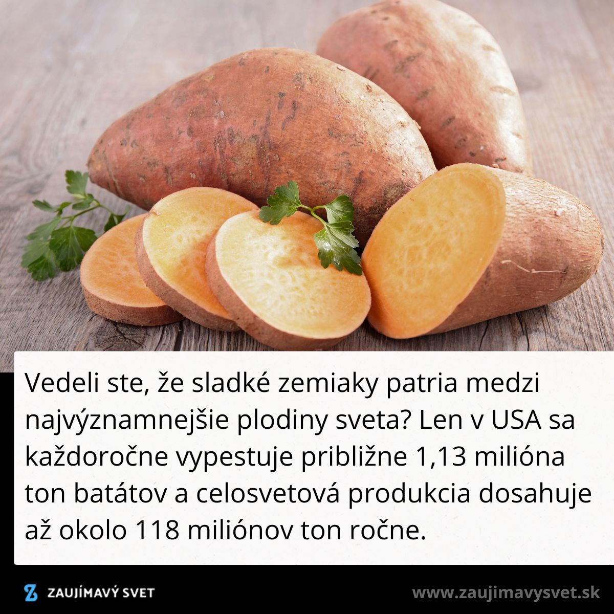 Sladké zemiaky s petržlenom na drevenom stole. Ilustrácia ich výživovej a produkčnej dôležitosti vo svete.