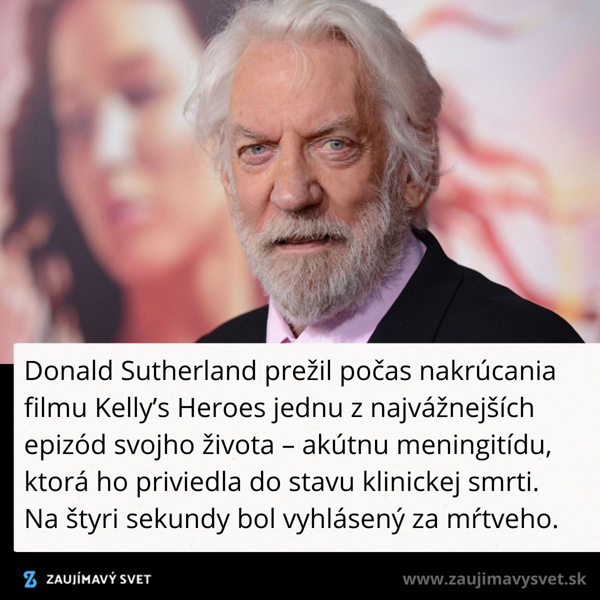 Starší muž s bielymi vlasmi a bradou na červenom koberci na podujatí, pozadie sám neostré.
