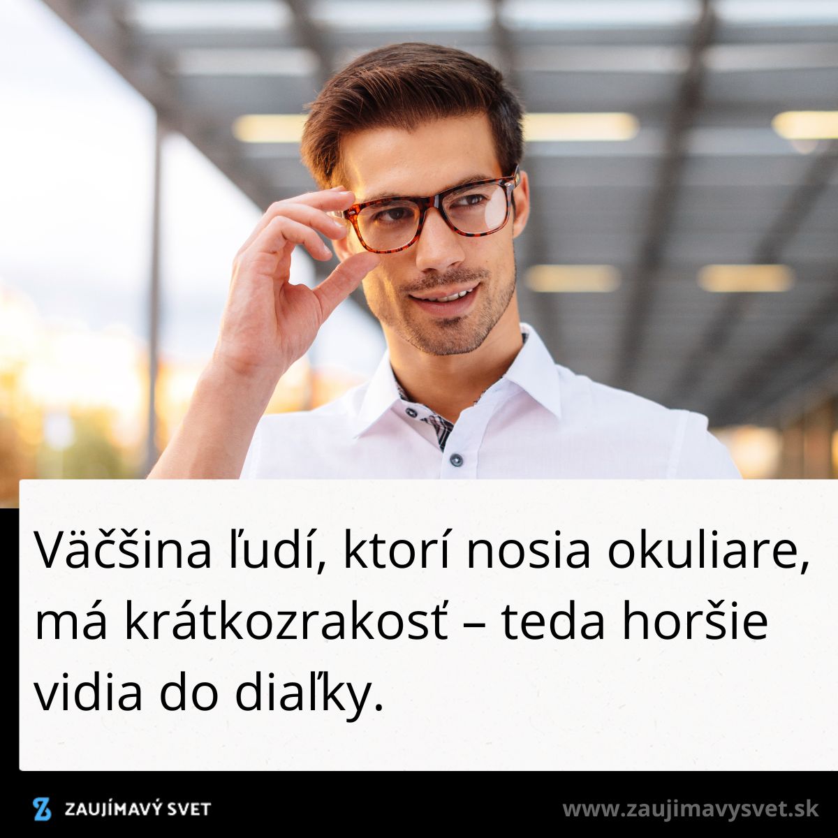 Muž s okuliarmi sa usmieva, text o krátkozrakosti a používaní okuliarov v pozadí modernej budovy.