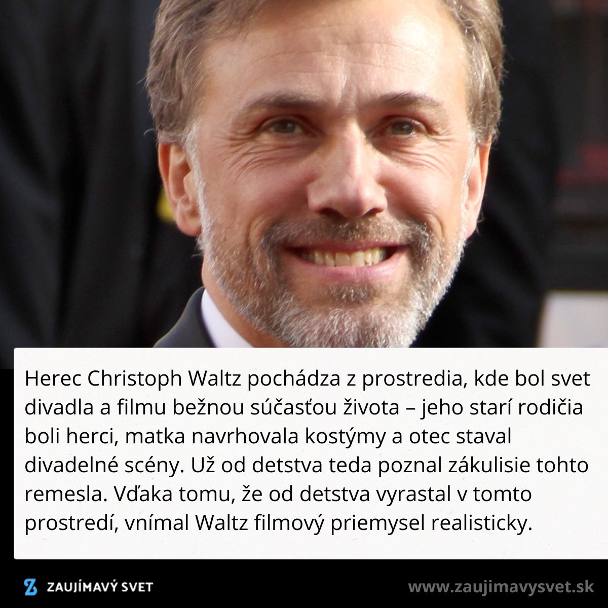 Usmievajúci sa muž v obleku na červenom koberci s textovou informáciou o jeho filmovom pozadí.
