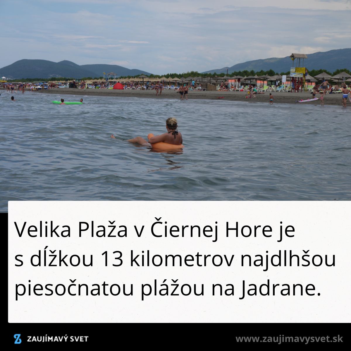 Osobná oddychujúca na Veľkej pláži v Čiernej Hore, v pozadí piesočnatá pláž s návštevníkmi a horami.