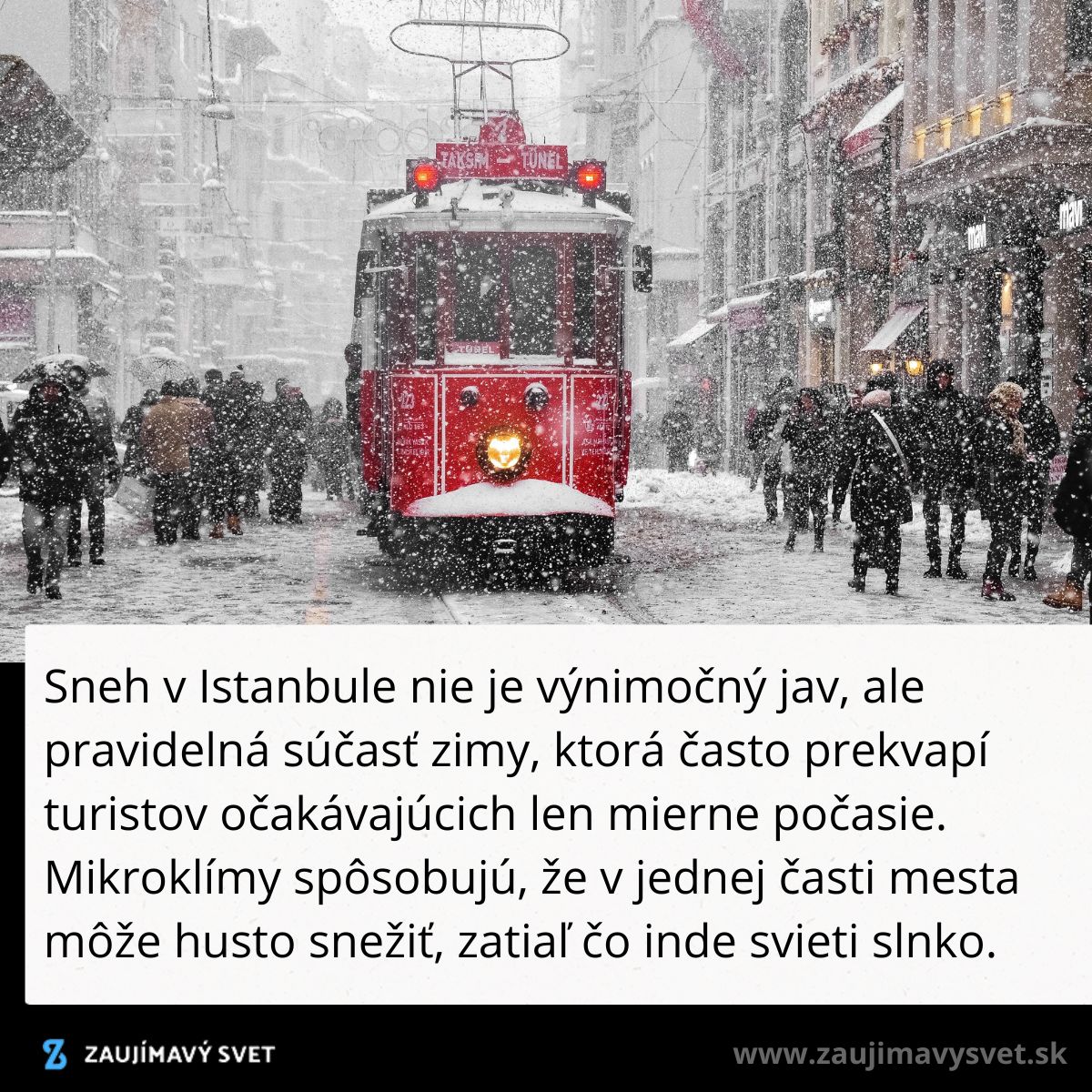 Červená električka v zasneženom Istanbule, obklopená chodcami na zimnej ulici.