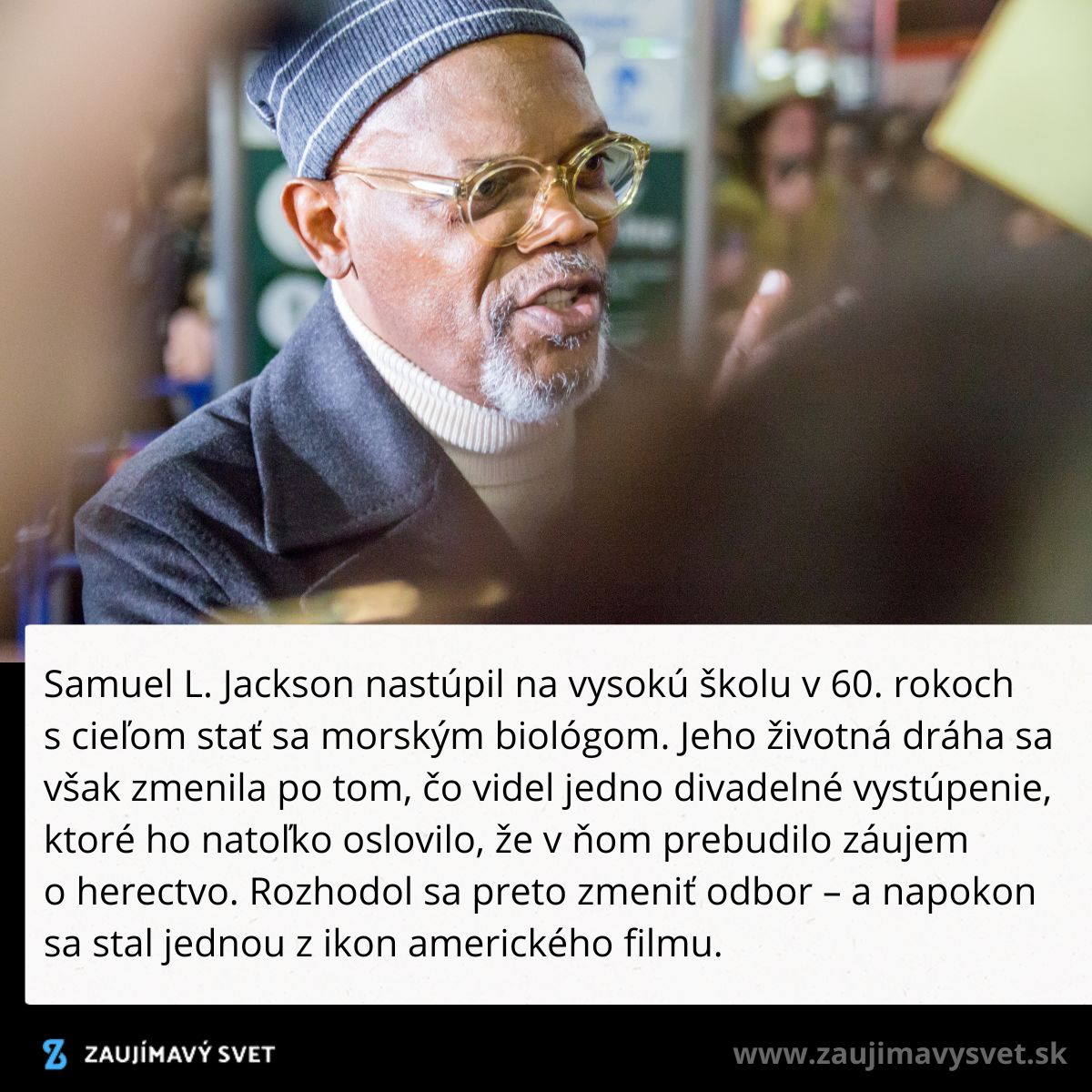 Neznámy muž s okuliarmi a šiltovkou rozpráva, v pozadí rozmazané prostredie a ľudia.
