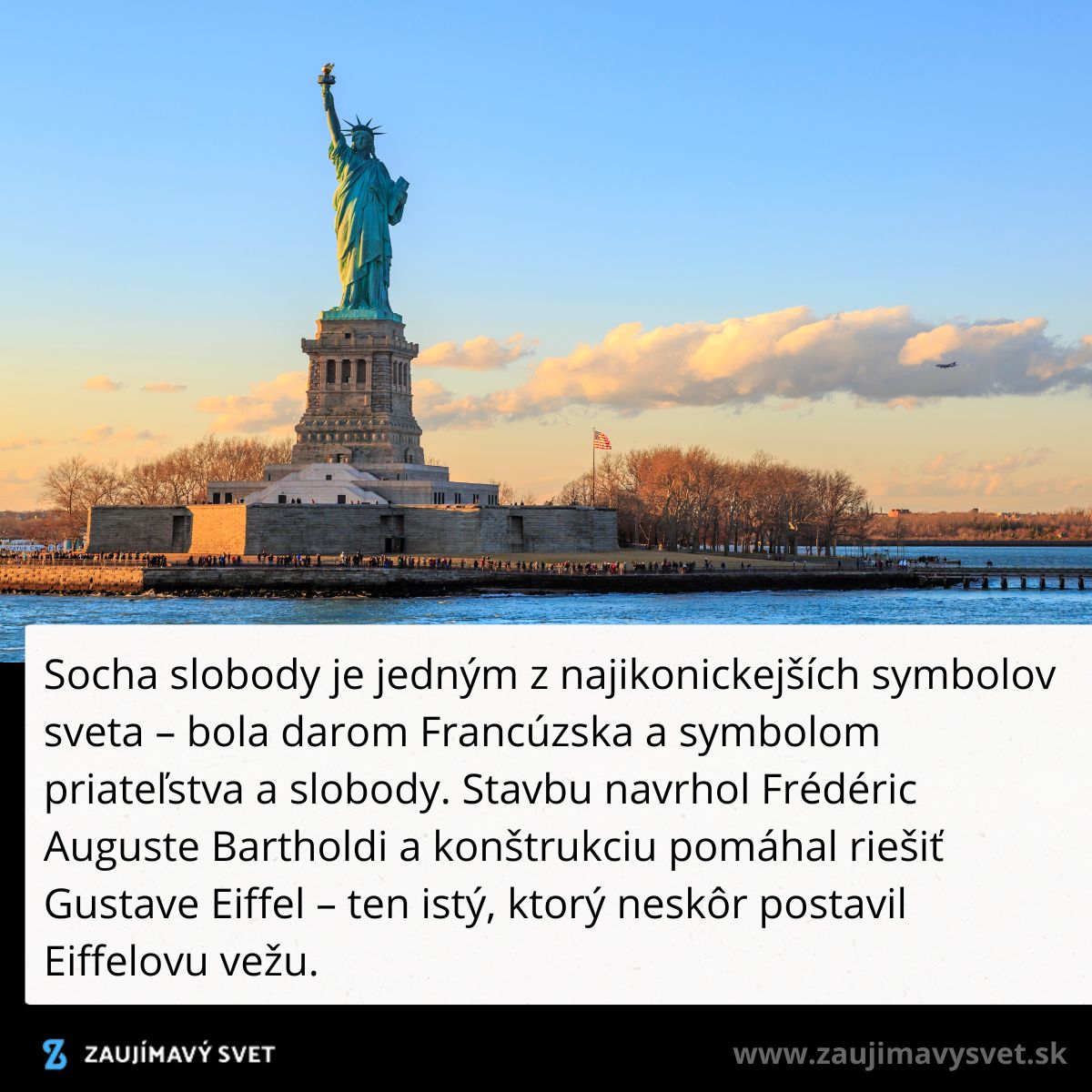 Socha slobody na ostrove s modrou oblohou v pozadí, symbol priateľstva a slobody, navrhnutá Bartholdim.