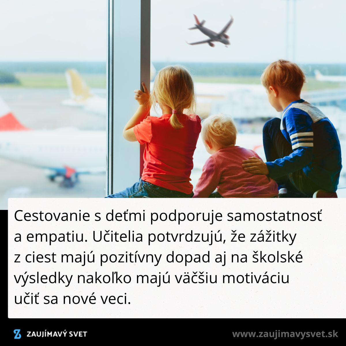 Deti v letiskovej hale sledujú lietadlá, symbol cestovania a dobrodružstva.