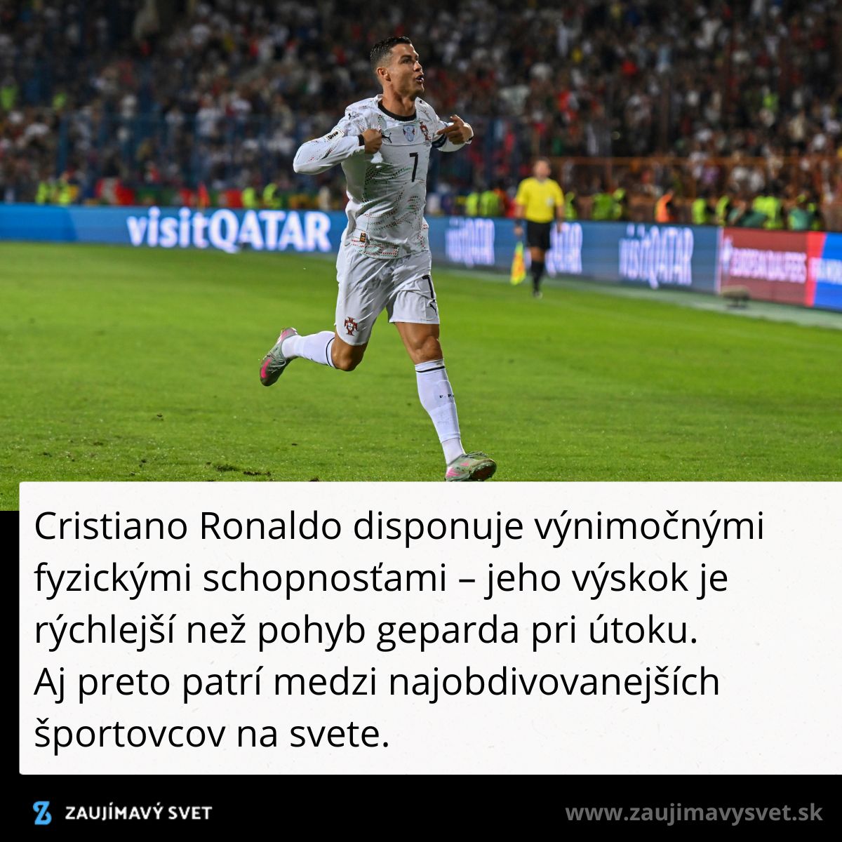 Futbalista v bielom drese oslavuje gól, beží po ihrisku s rukami rozpaženými do strán.