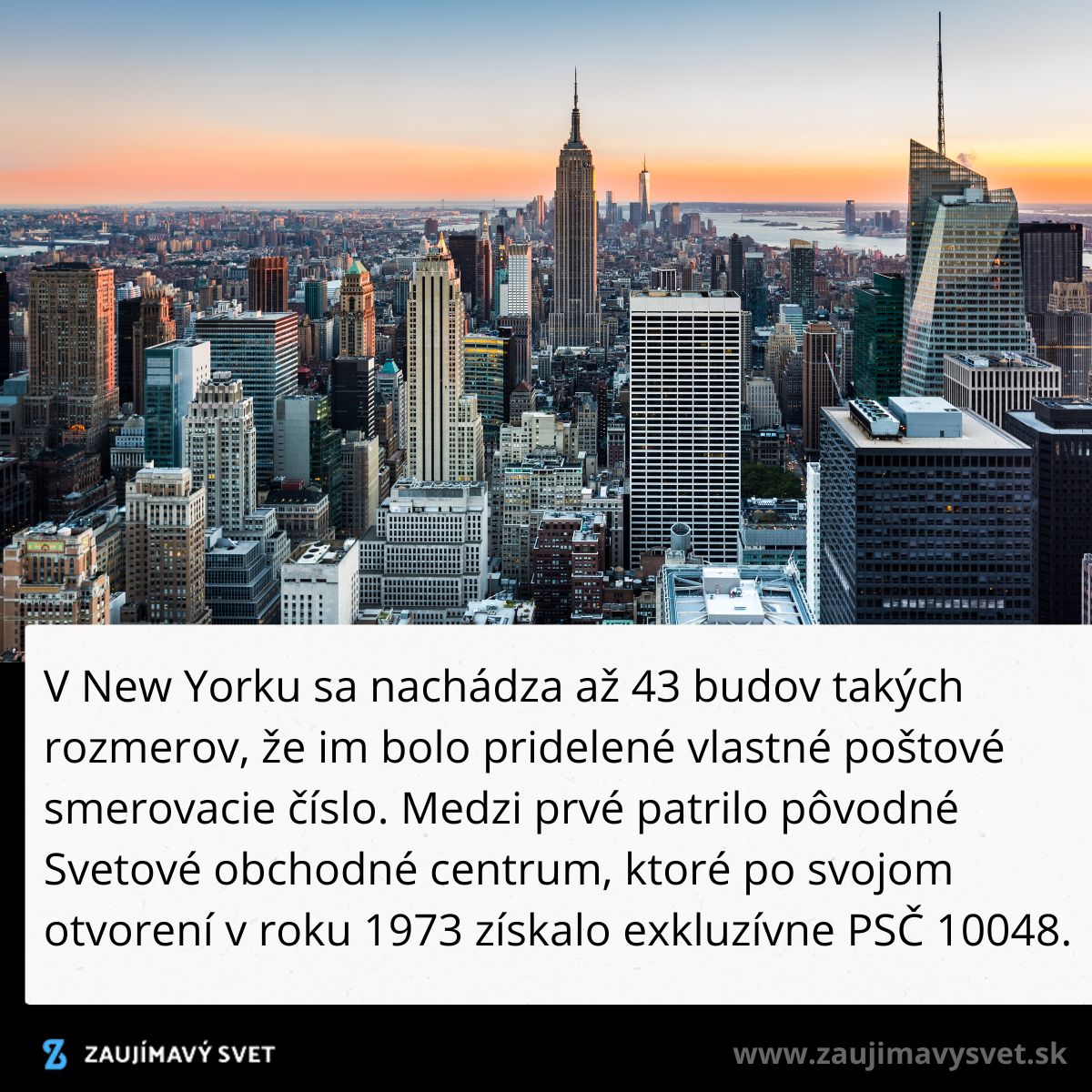 Panoráma New Yorku s mrakodrapmi za súmraku, text informuje o budovách s vlastnými PSČ.