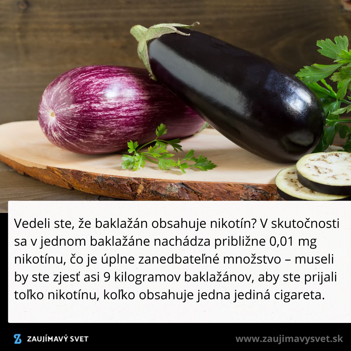 Dva druhy baklažánu na drevenej doske, fialový a tmavomodrý, vedľa lístku petržlenu.