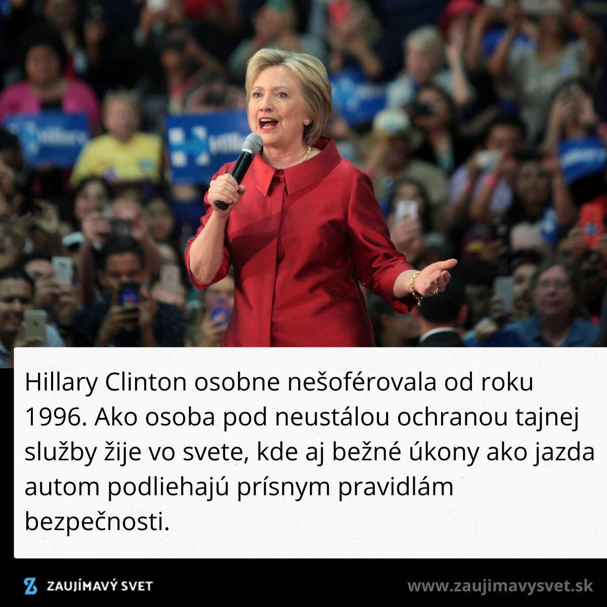 Žena v červenom saku reční na pódiu pred davom ľudí.