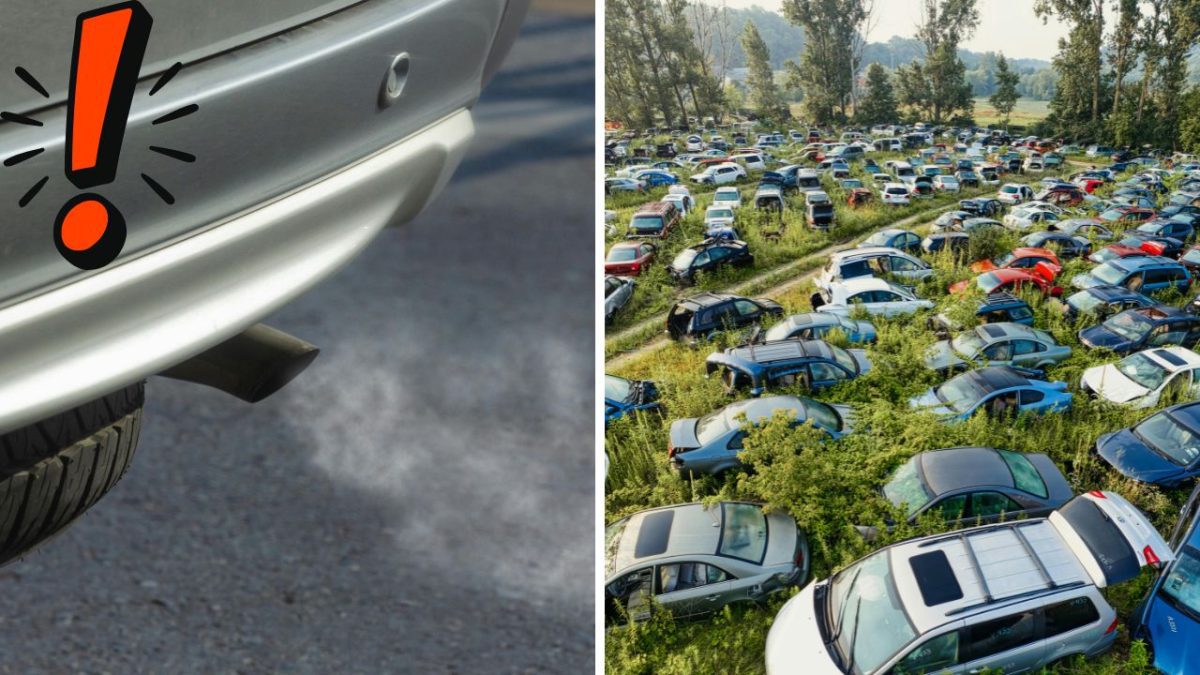 Výfuk s dymom a varovným symbolom vedľa opustenej parkovacej plochy s autami zarastenými rastlinami.