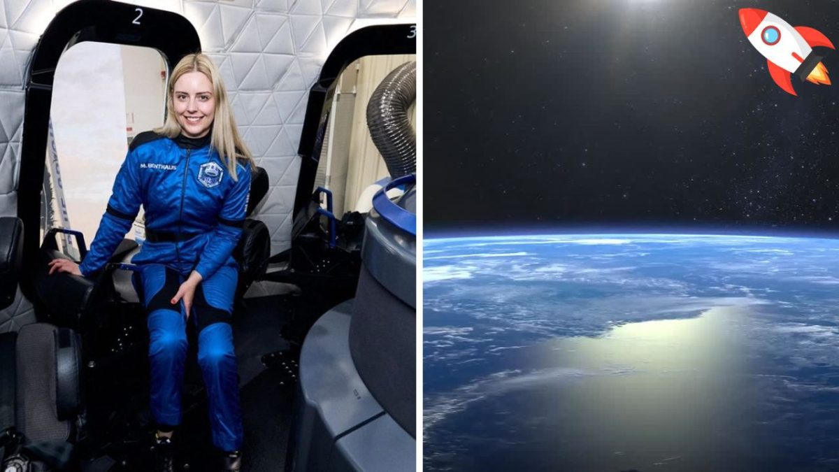 Žena v modrej uniforme sedí v simulátore vesmírnej lode, vedľa pohľad na Zem z vesmíru.