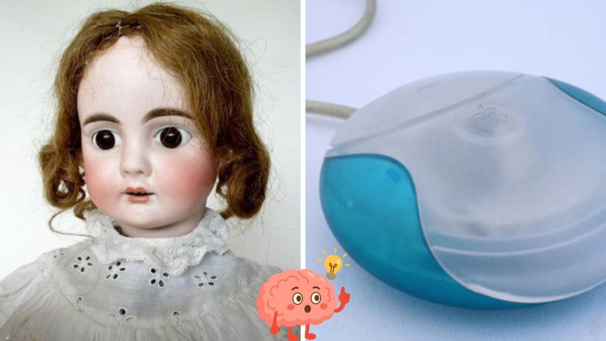 Porcelánová bábika vedľa starej modrej počítačovej myši s bielym tlačidlom.