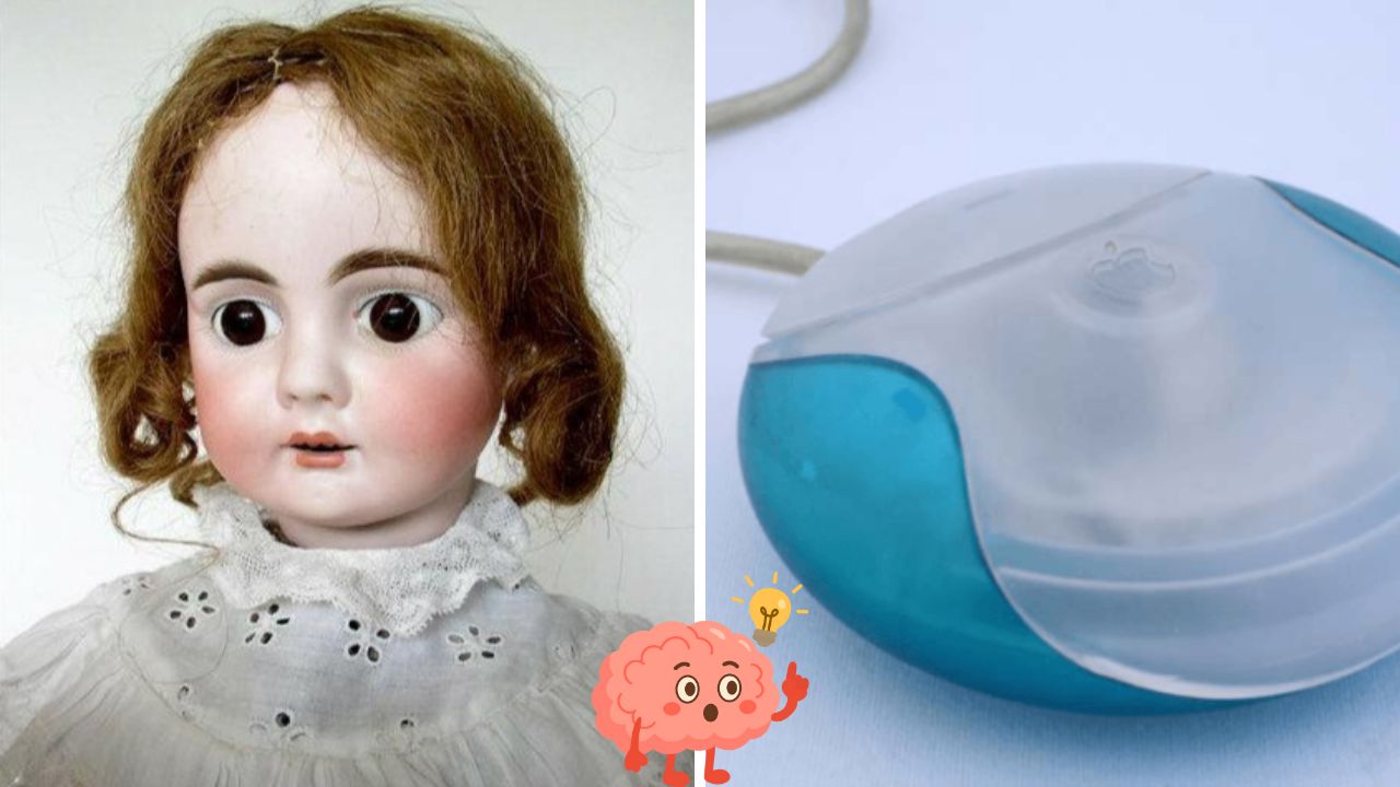 Porcelánová bábika vedľa starej modrej počítačovej myši s bielym tlačidlom.