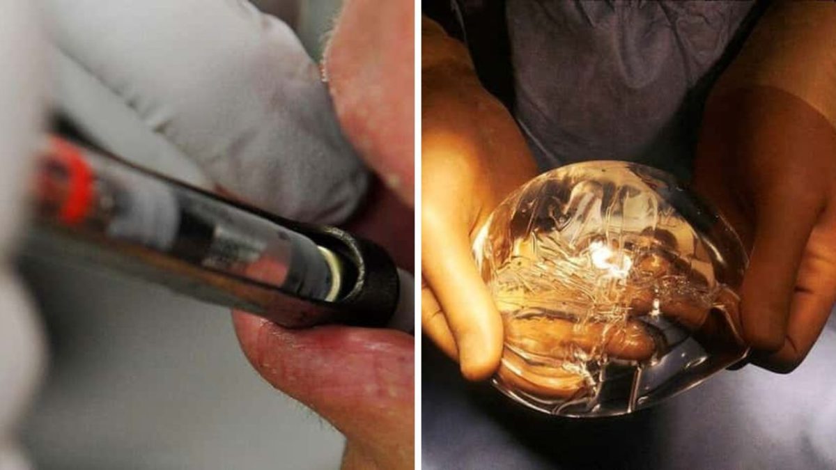 Laboratórna práca s injekčnou striekačkou a priehľadným materiálom v rukách odborníka na obrázku.