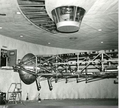 Tréningové zariadenie pre astronautov v interiéri, ukazujúce mechanický simulátor letu v prepracovanom rozložení.