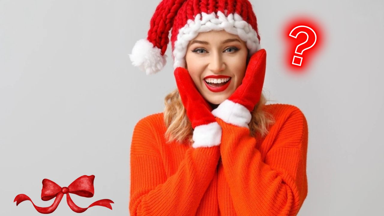 Žena v červenom svetri a čiapke so Santa motívom, rukavice, otáznik. Vianočná nálada a prekvapenie.