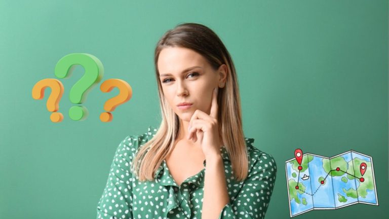 Žena s otáznikmi a mapou na zelenom pozadí premýšľa o navigácii a smerovaní.