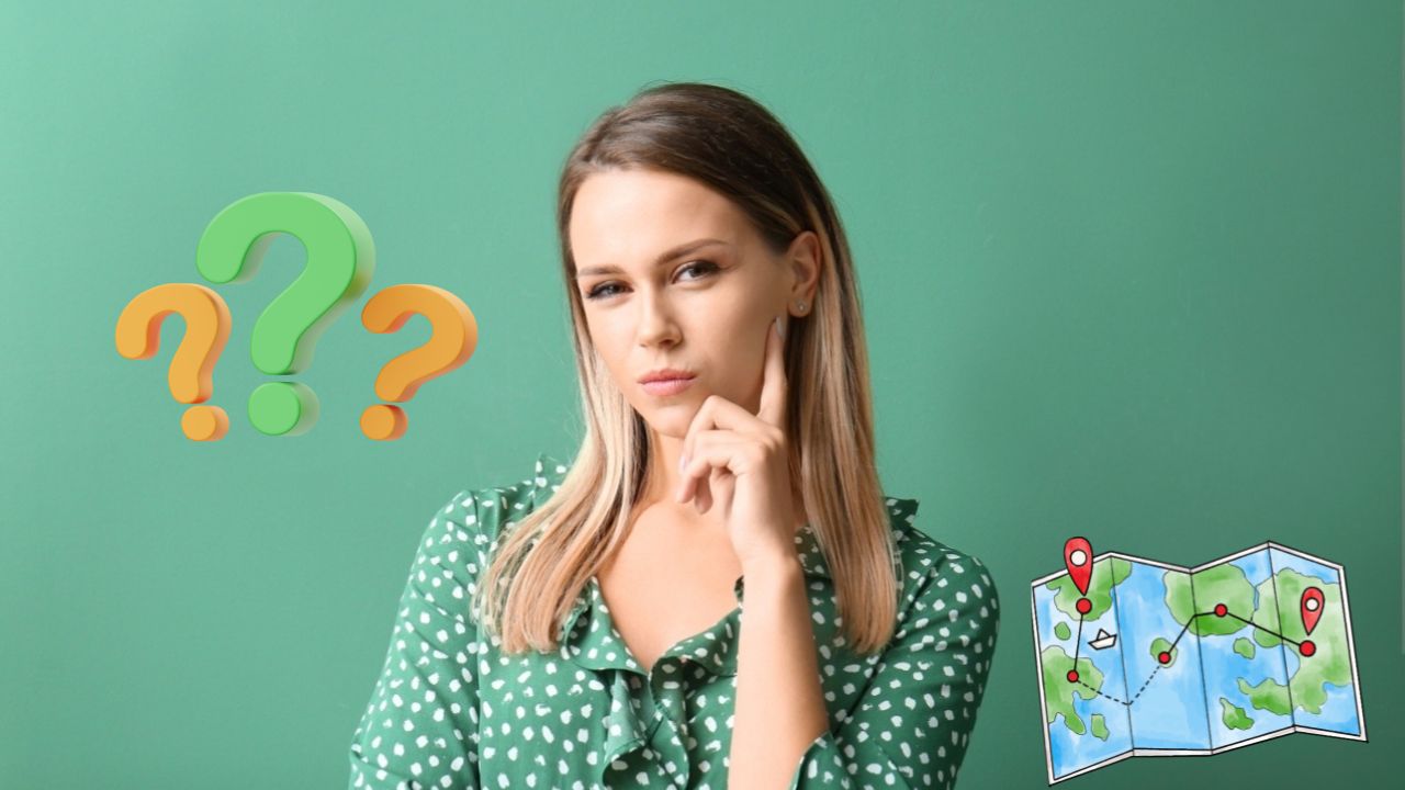 Žena s otáznikmi a mapou na zelenom pozadí premýšľa o navigácii a smerovaní.