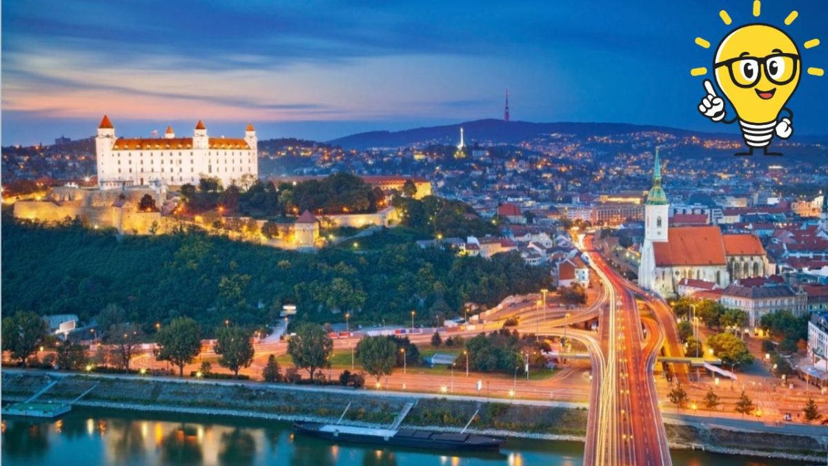 Bratislavský hrad osvetlený večerným svetlom, pohľad na historické centrum Bratislavy.