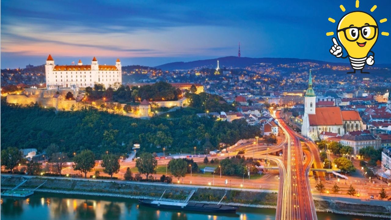 Bratislavský hrad osvetlený večerným svetlom, pohľad na historické centrum Bratislavy.